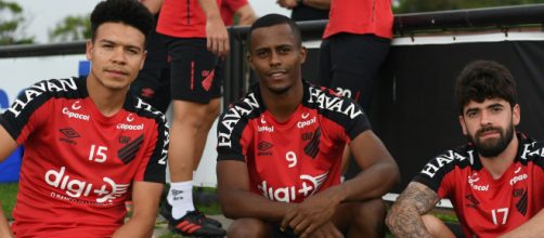 Marquinhos Gabriel, Carlos Eduardo e Fernando Canesin em foto, um &eacute; 'd&uacute;vida'. (Divulga&ccedil;&atilde;o/Athletico