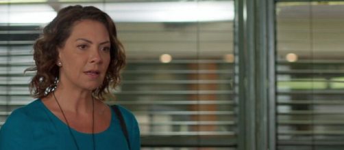 Nana (Fabiula Nascimento) revelar&aacute; que a secret&aacute;ria agiu como espi&atilde; nos &uacute;ltimos cap&iacute;tulos de 'Bom Sucesso'. (Reprodu&ccedil;&atilde;o/TV Globo)