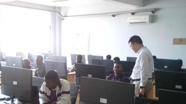 Les &eacute;tudiants lors des tests pour Huavei ICT Comp&eacute;tition &agrave; ENSP (c) Odile Pahai