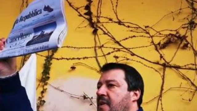 Matteo Salvini mostra il quotidiano la Repubblica con il titolo che non ha gradito.