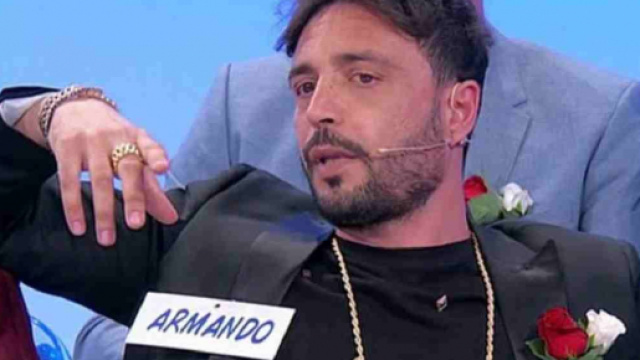 Uomini e Donne, Maria De Filippi in pressing su Armando Incarnato in merito alla presunta fidanzata: 'Vieni qui con lei'.