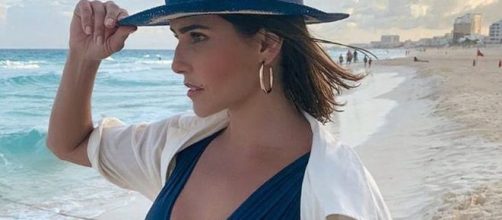 Deborah Secco adere &agrave; moda e usa camisa como sa&iacute;da de praia. (Reprodu&ccedil;&atilde;o/Instagram/@dedesecco)