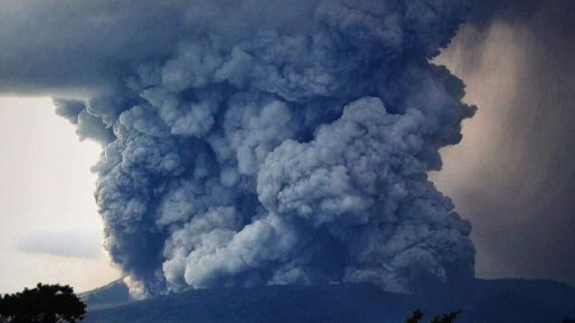 Eruzione vulcano Taal nelle Filippine.