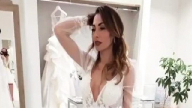 Ida Platano indossa l'abito da sposa.