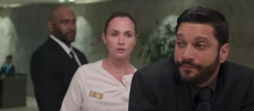 Diogo ser&aacute; barrado na recep&ccedil;&atilde;o do hotel no cap&iacute;tulo desta quinta-feira (16), em 'Bom Sucesso'. (Reprodu&ccedil;&atilde;o/TV Globo)