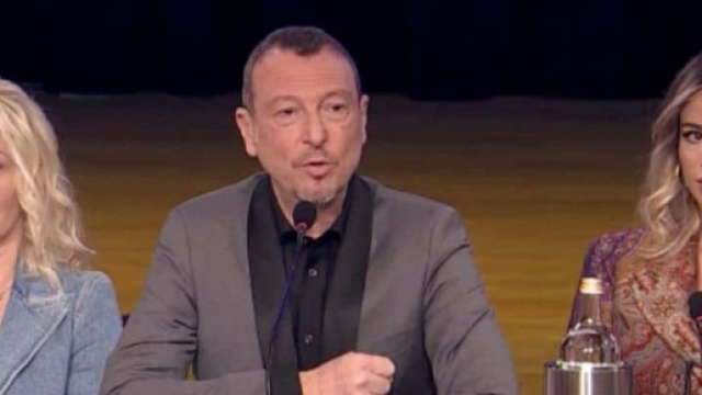 Amadeus nella bufera dopo le sue dichiarazioni sulle donne a Sanremo.