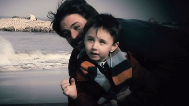 Filippo e il piccolo Valerio, in una commovente scena di Un posto al sole