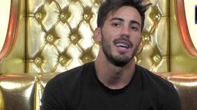 GF Vip, Ivan si confida con la Alberti: 'La mia famiglia &egrave; un po' strana'.