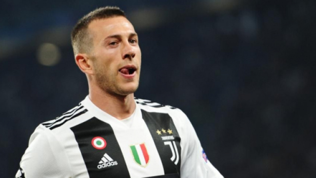 Juventus, secondo indiscrezioni si lavora a uno scambio Rakitic-Bernardeschi.