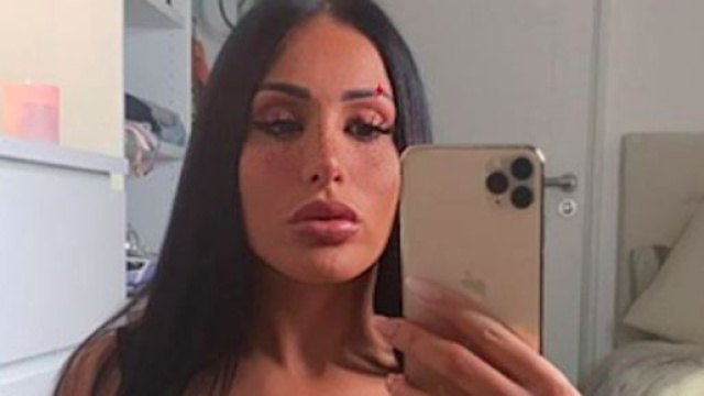 L&eacute;ana, critiqu&eacute;e pour son amour de la chirurgie esth&eacute;tique. Credit: Instagram/itsleana____