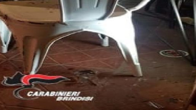 Brindisi, tentato omicidio in una birreria: 29enne accoltellato alla giugulare, &egrave; grave