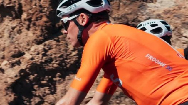 Chris Froome in allenamento nel ritiro del Team Ineos