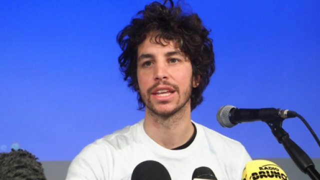 Mattia Santori annuncia la presa della piazza di Bibbiano da parte delle Sardine