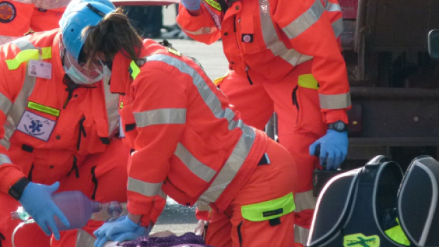 Calabria, uomo di 49 anni precipita da un tetto e perde la vita.
