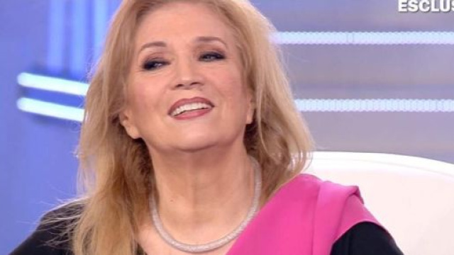 Iva Zanicchi ha compiuto 80 anni. Nella sua vita si &egrave; pentita di due cose: essersi rifatta il naso e aver posato per Playboy.