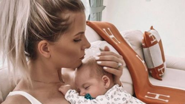 Jessica et Thibault &agrave; l'h&ocirc;pital depuis 48 heures pour leur fils. Credit: Instagram/jessicathivenin