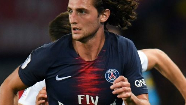 Adrien Rabiot, in una foto con la maglia del Paris Saint Germain