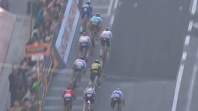 Ciclismo, la Milano - Sanremo rischia l&rsquo;annullamento per una frana sulla strada del Poggio