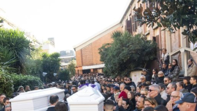Gaia e Camilla, ai funerali a Roma centinaia di persone