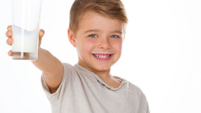 Nei bambini, dopo lo svezzamento, &egrave; preferibile il latte vaccino intero a quello povero di grassi al fine di prevenire l&rsquo;obesit&agrave;.