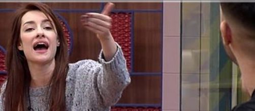 El tiempo del descuento/Adara se marcha de la casa sola