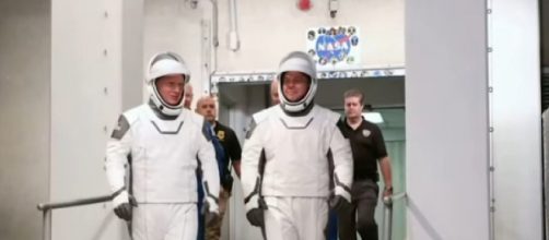 SpaceX blow up a Falcon 9 rocket to test its launch abort system. [Image source/CNET YouTube video]