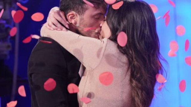 Giulio Raselli bacia Giulia D'Urso dopo la scelta a Uomini e Donne