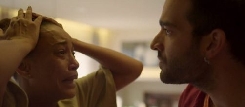 Vit&oacute;ria vai se desesperar diante de Sandro em cena de 'Amor de M&atilde;e'. (Reprodu&ccedil;&atilde;o/TV Globo)
