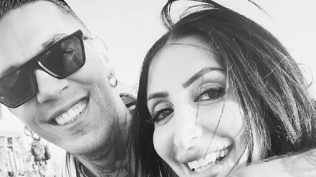 Emis Killa a sinistra, Tiffany Fortini a destra.