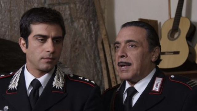 Il maresciallo Cecchini affiancato dal capitano Tommasi, foto tratta da Don Matteo 8.