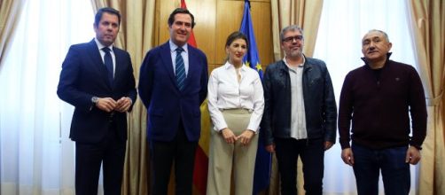 Yolanda D&iacute;az con los representantes de la patronal y sindicatos. Ministerio de Trabajo