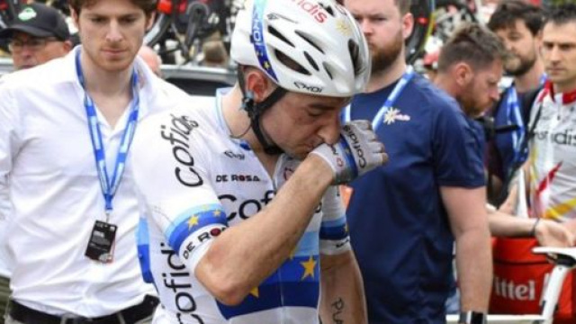 Elia Viviani dopo la caduta al Tour Down Under