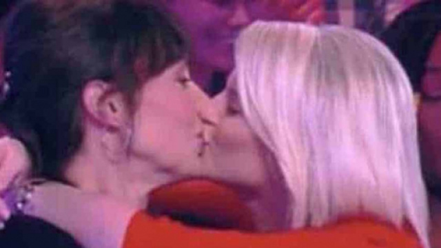 Kelly Vedovelli et G&eacute;raldine Maillet se sont embrass&eacute;es en direct. Credit: Capture d'&eacute;cran/ C8