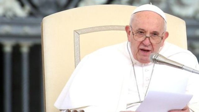 Papa Francesco difende i migranti.