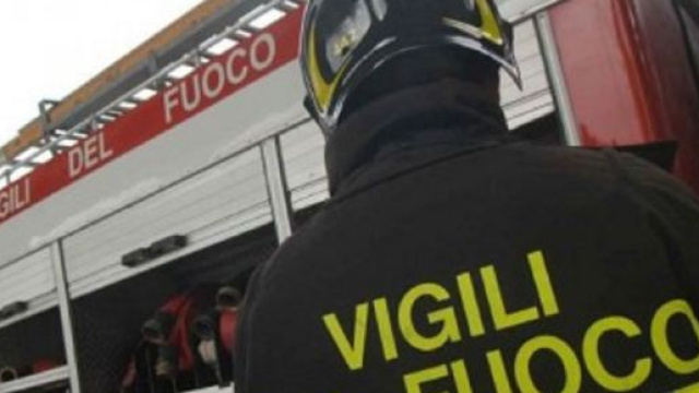 Squadra dei vigili del fuoco in azione.