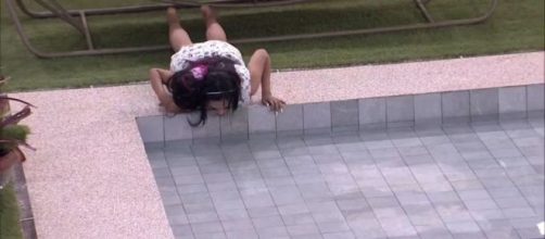 Flayslane toma &aacute;gua da piscina durante confraterniza&ccedil;&atilde;o. (Reprodu&ccedil;&atilde;o/Globoplay)