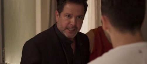 Raul se vira contra &Aacute;lvaro pelo filho em 'Amor de M&atilde;e'. (Reprodu&ccedil;&atilde;o/TV Globo)