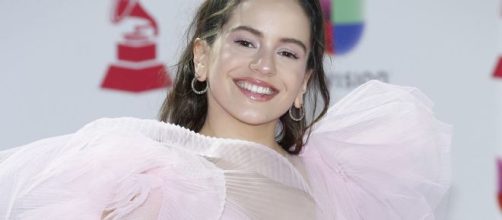 Rosal&iacute;a posando a c&aacute;mara muy sonriente