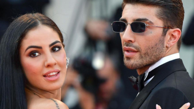 Giulia De Lellis sfoggia un nuovo costoso anello.