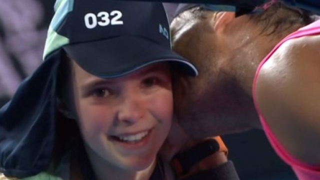 Il bacio di Nadal alla giovane raccattapalle colpita durante il match con Delbonis (Foto Twitter @josemorgado).