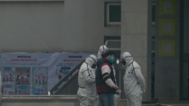 Il Coronavirus porta la Cina a isolare due citt&agrave;, mettendone di fatto in quarantena 18 milioni di persone.