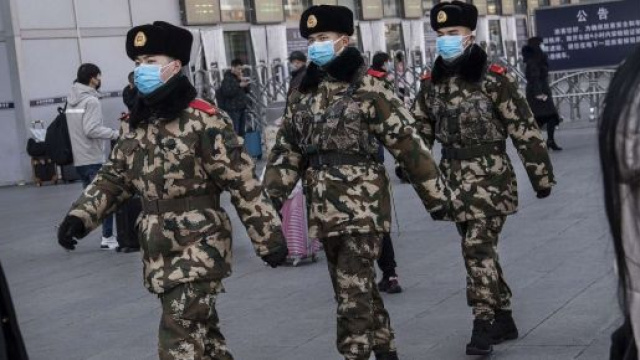 Militari pattugliano le strade per la crisi del coronavirus.