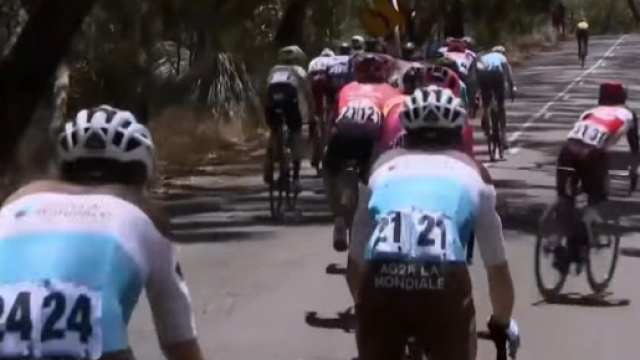 Caleb Ewan rischia la caduta nella quinta tappa del Tour Down Under