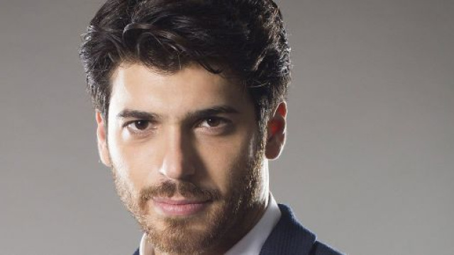 Can Yaman in Amor Obstinado interpreta Yalin Aras