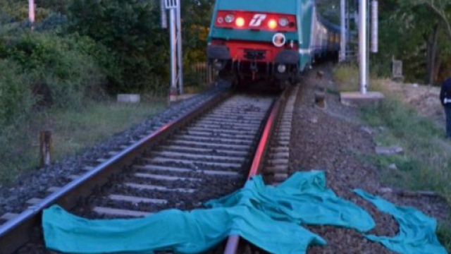 Pesaro, treno travolge e uccide una ragazza. (foto di repertorio)