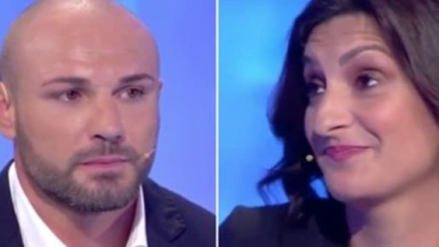 C'&egrave; posta per te, Federica chiude la busta in faccia a Salvatore, il pubblico applaude.