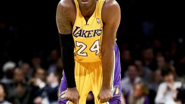 Kobe Bryant &egrave; morto dopo che il suo elicottero &egrave; precipitato.