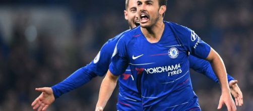 Pedro comemorando com a camisa do Chelsea. (Arquivo Blasting News)