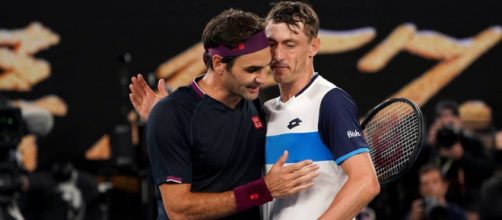 Roger Federer saluda a Millman luego del encuentro (foto de as.com)