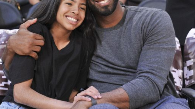 Kobe Bryant e sua figlia in una foto insieme.